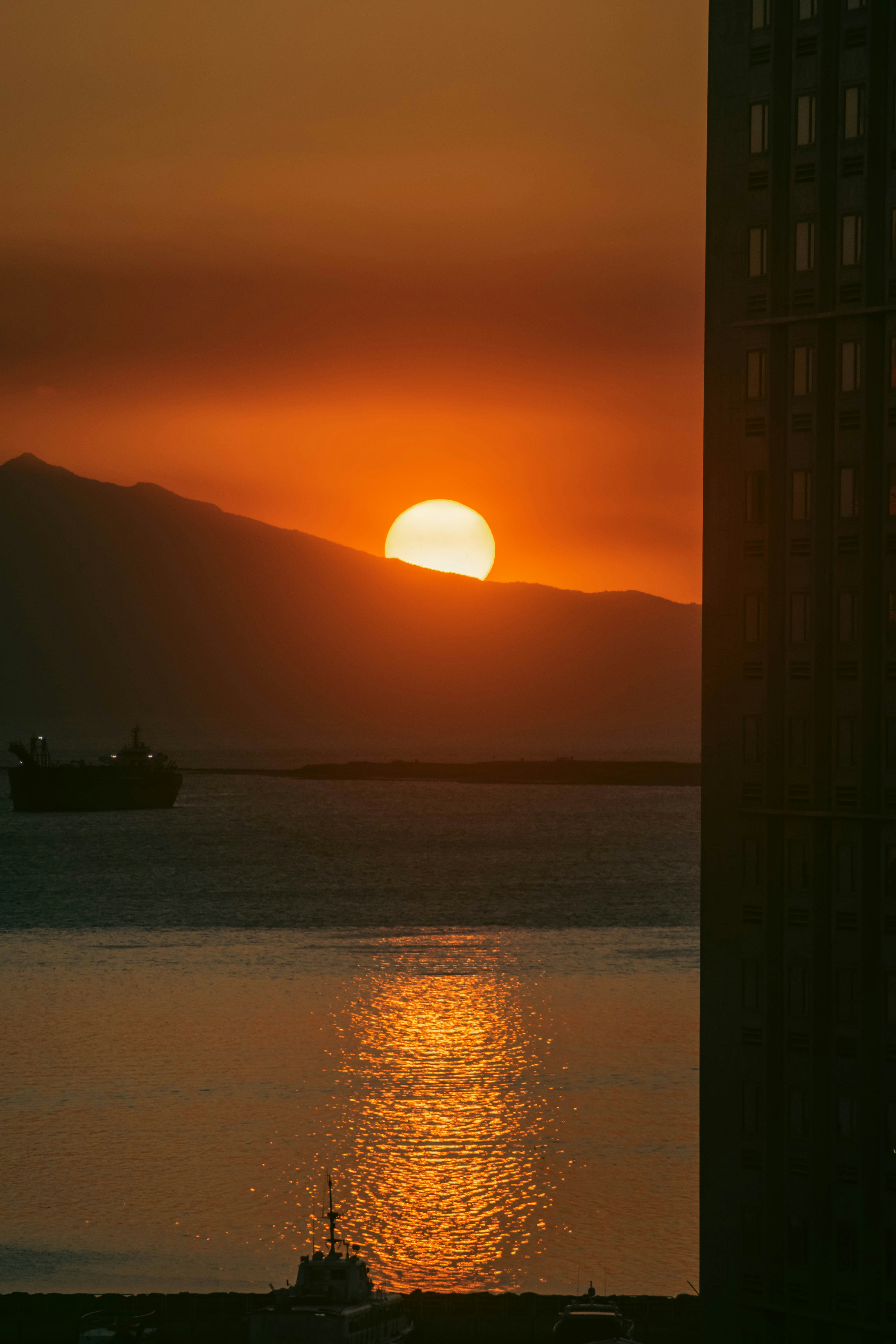 Le soleil se couche sur un plan d’eau