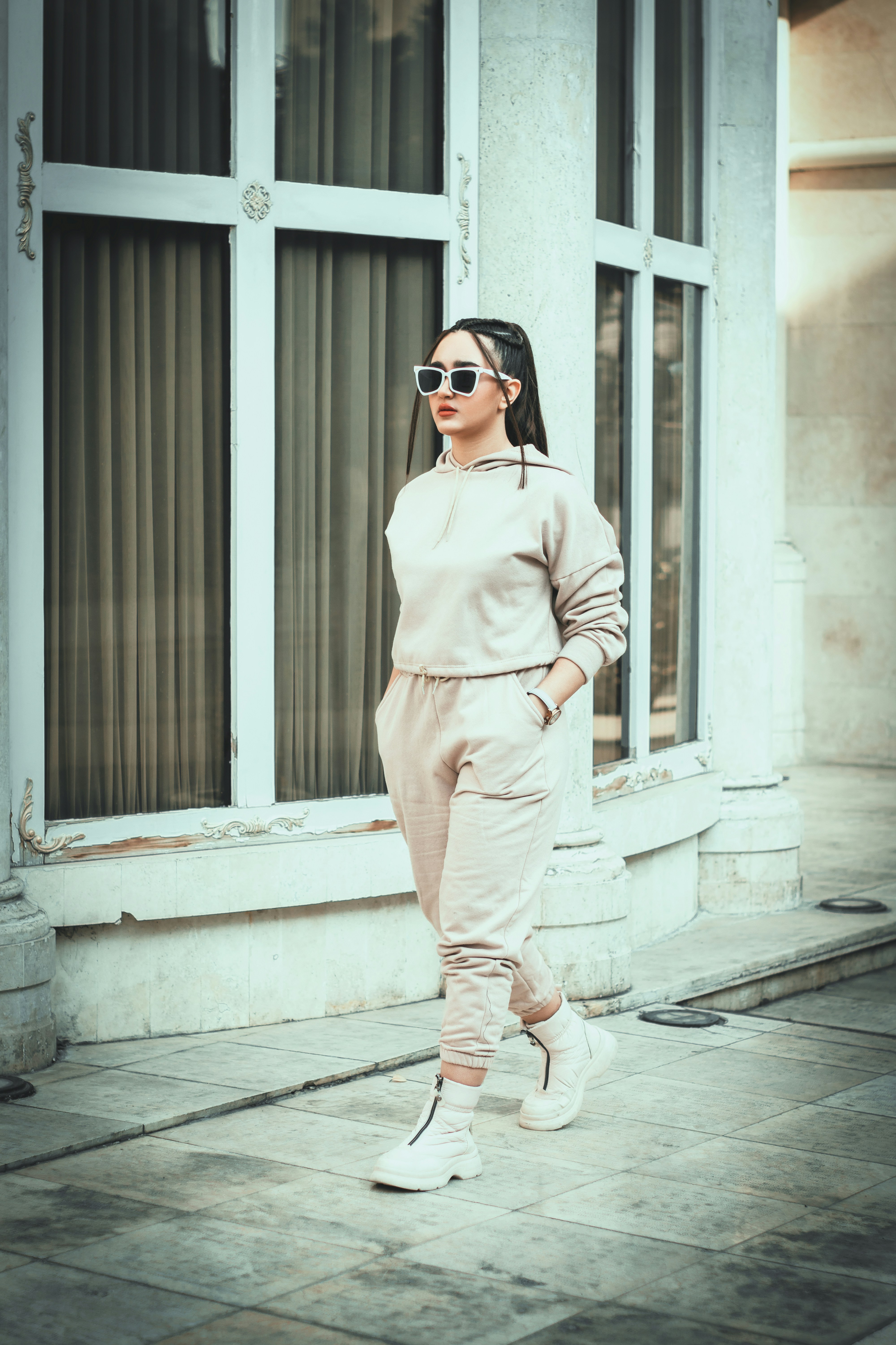 Şehirde sokak stili moda fotoğrafı - trend doğuran topluluk estetiği