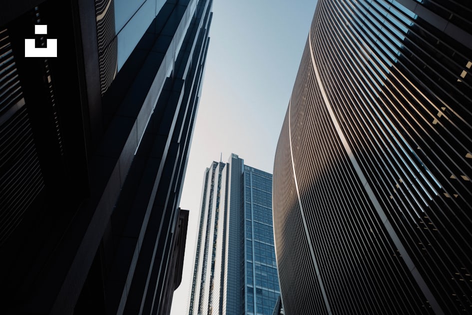 Foto Um reflexo de um edifício nas janelas de outro edifício – Imagem de  Dior grátis no Unsplash