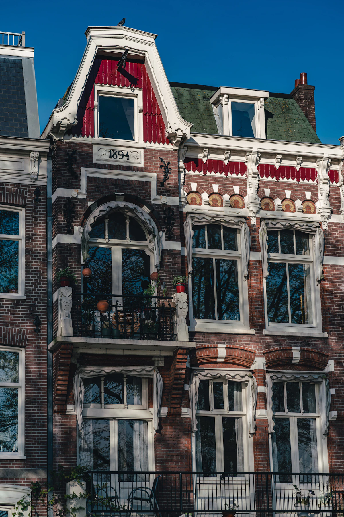 Bakstenen gevel met traditionele Nederlandse architectuur