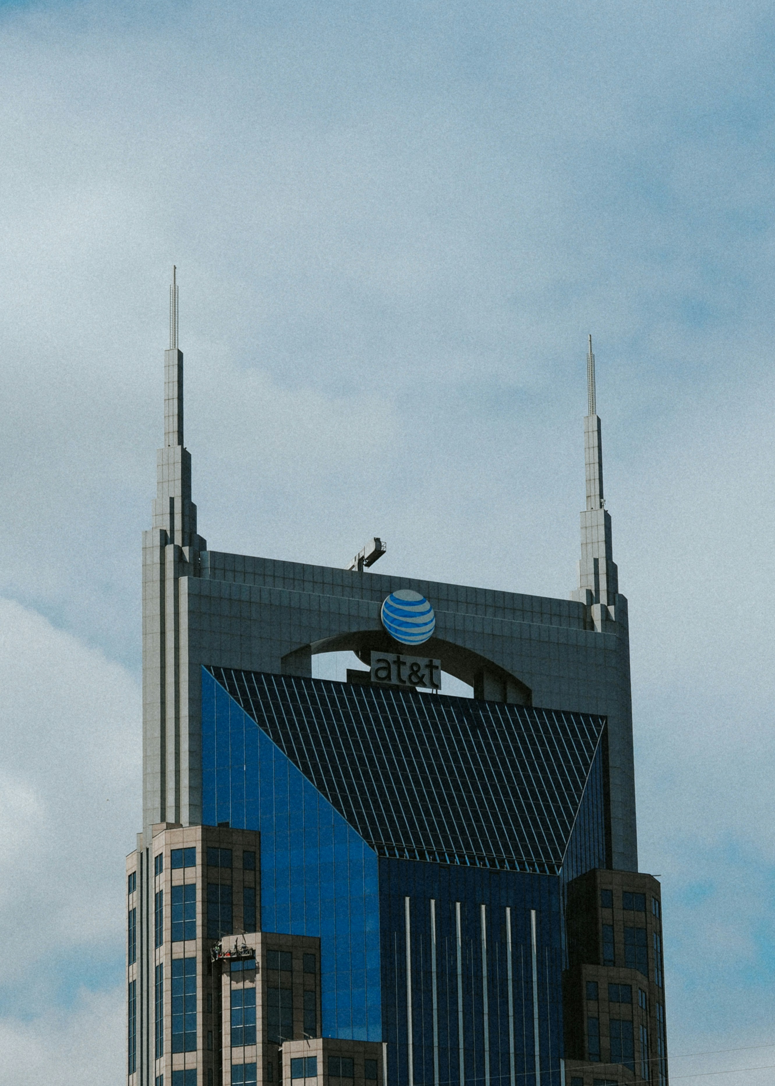 その上に時計がある高層ビル