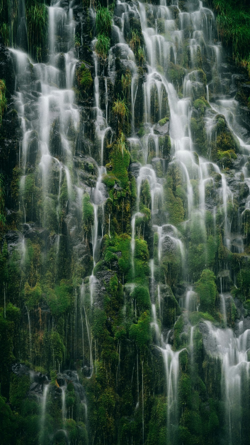 Una cascada muy alta con mucha agua