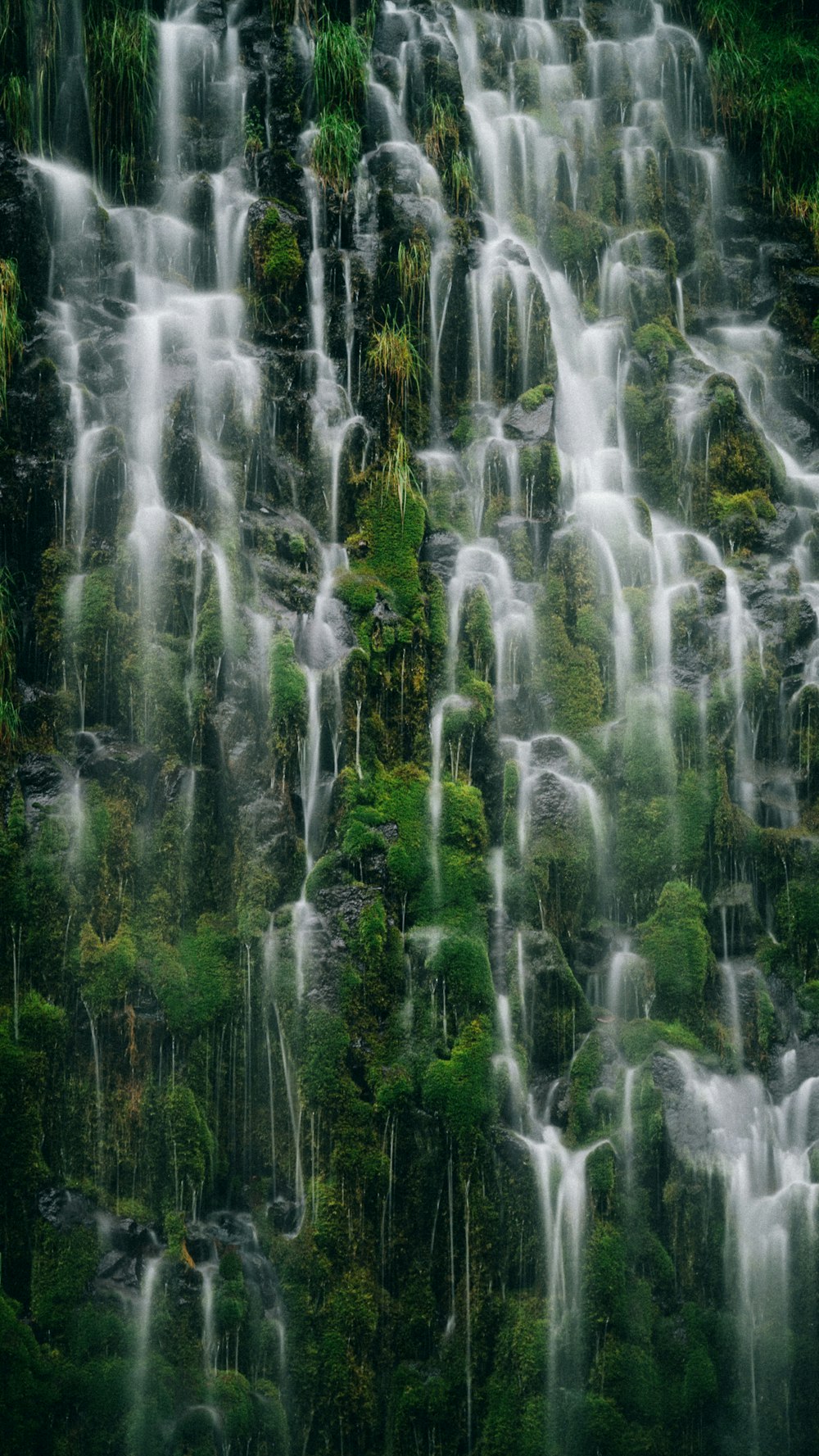 ein sehr hoher Wasserfall mit viel Wasser