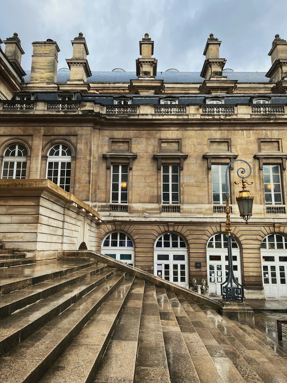 a very large building with a bunch of windows