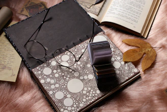Books and notes spread out on a wooden table, illustrating the intellectual spirit of largpa.re.