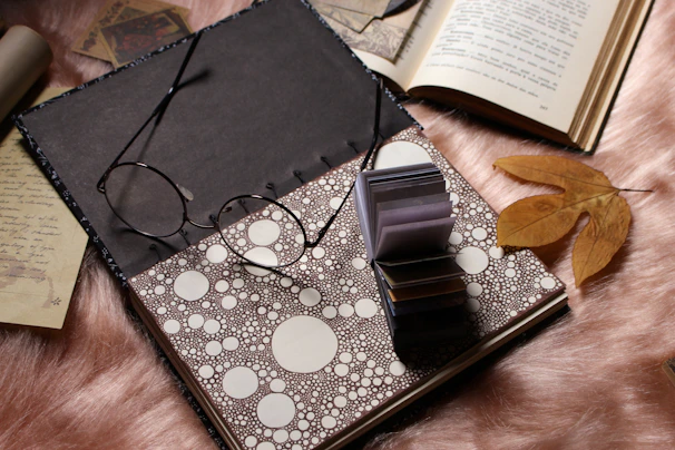 Books and notes spread out on a wooden table, illustrating the intellectual spirit of largpa.re.