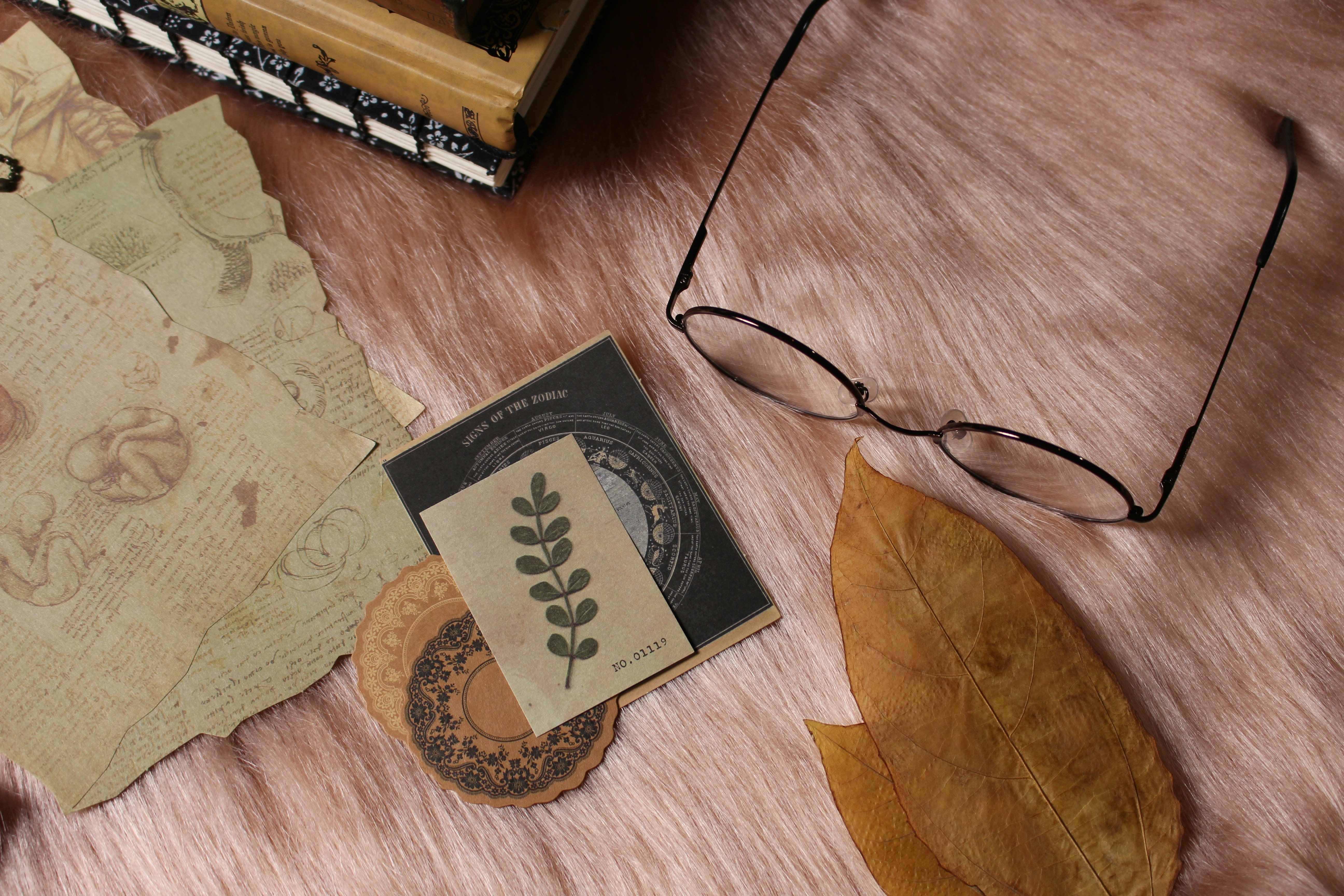 Billetera cerrada sobre mesa, símbolo de control de banca