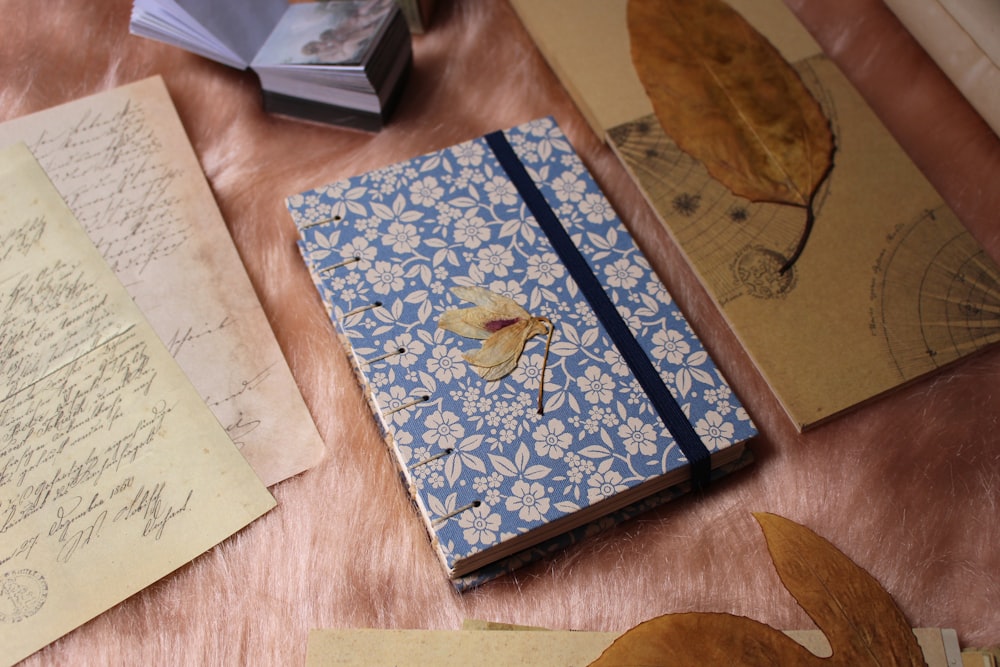 um caderno azul sentado em cima de uma mesa de madeira
