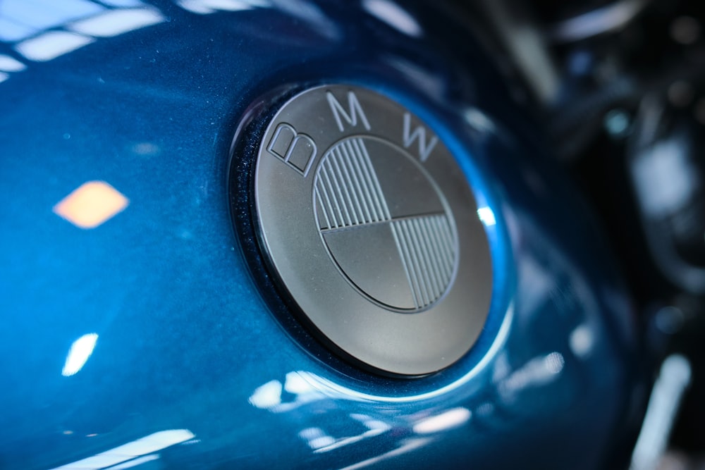Nahaufnahme eines BMW-Emblems auf einem blauen Motorrad