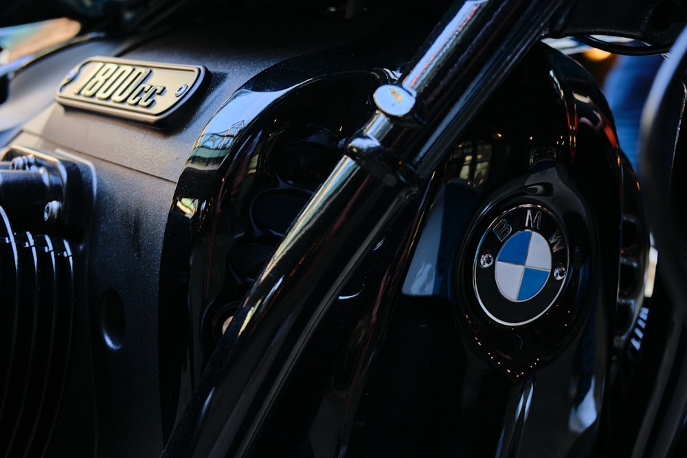 Nahaufnahme eines BMW-Emblems auf einem Motorrad