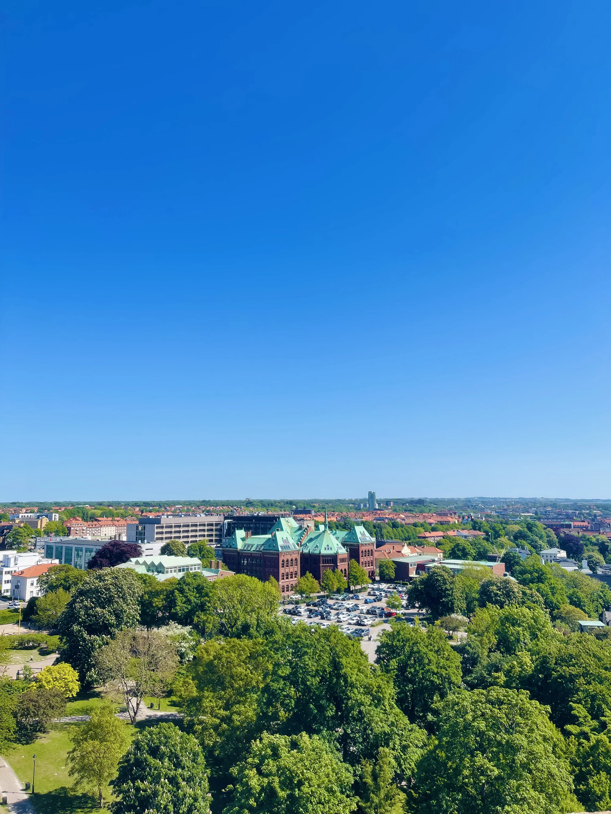 Flygvy över Helsingborg med bebyggelse och grönska
