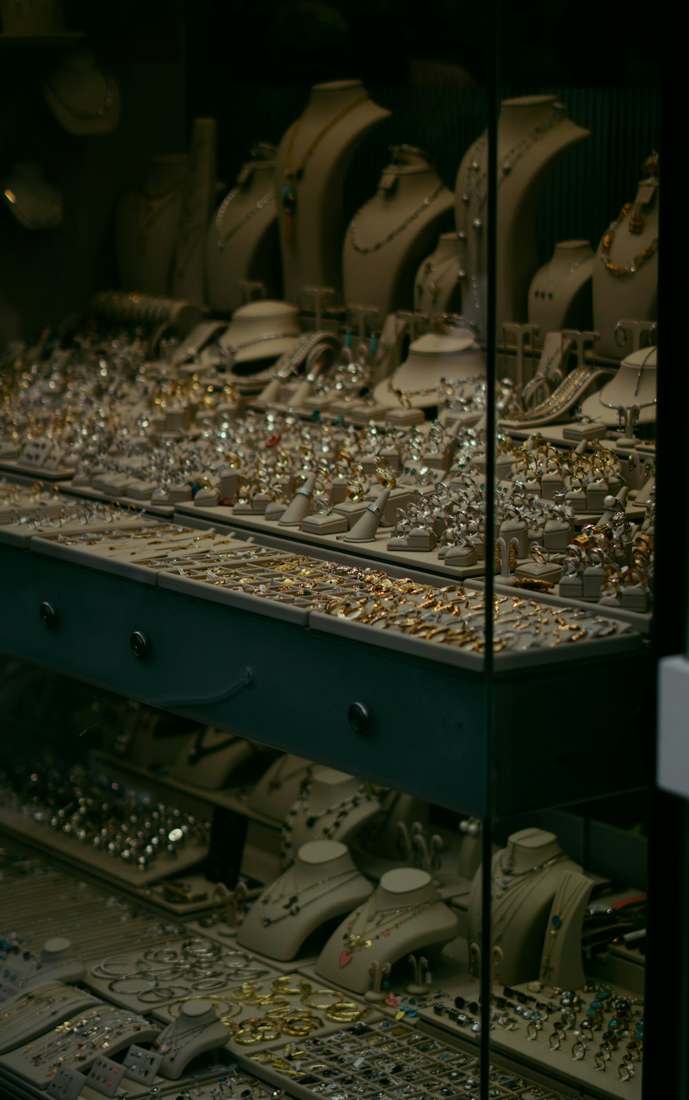 a display case filled with lots of different types of jewelry