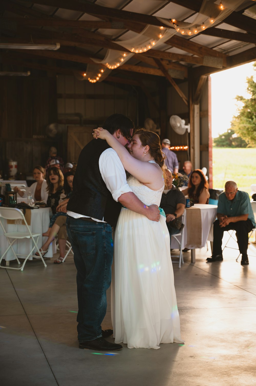 Una novia y un novio compartiendo su primer baile