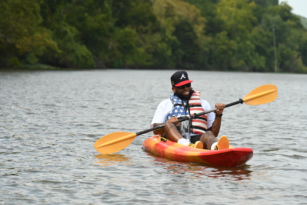 Remero en un lago usando equipo adecuado para condiciones húmedas