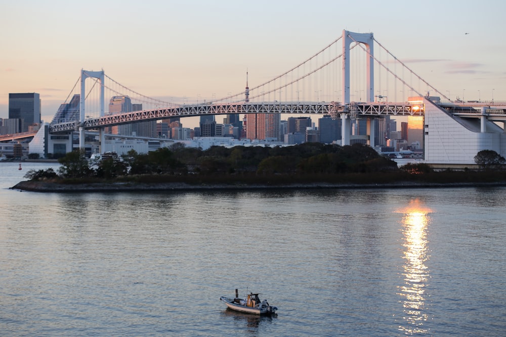 um par de pessoas em um pequeno barco na água