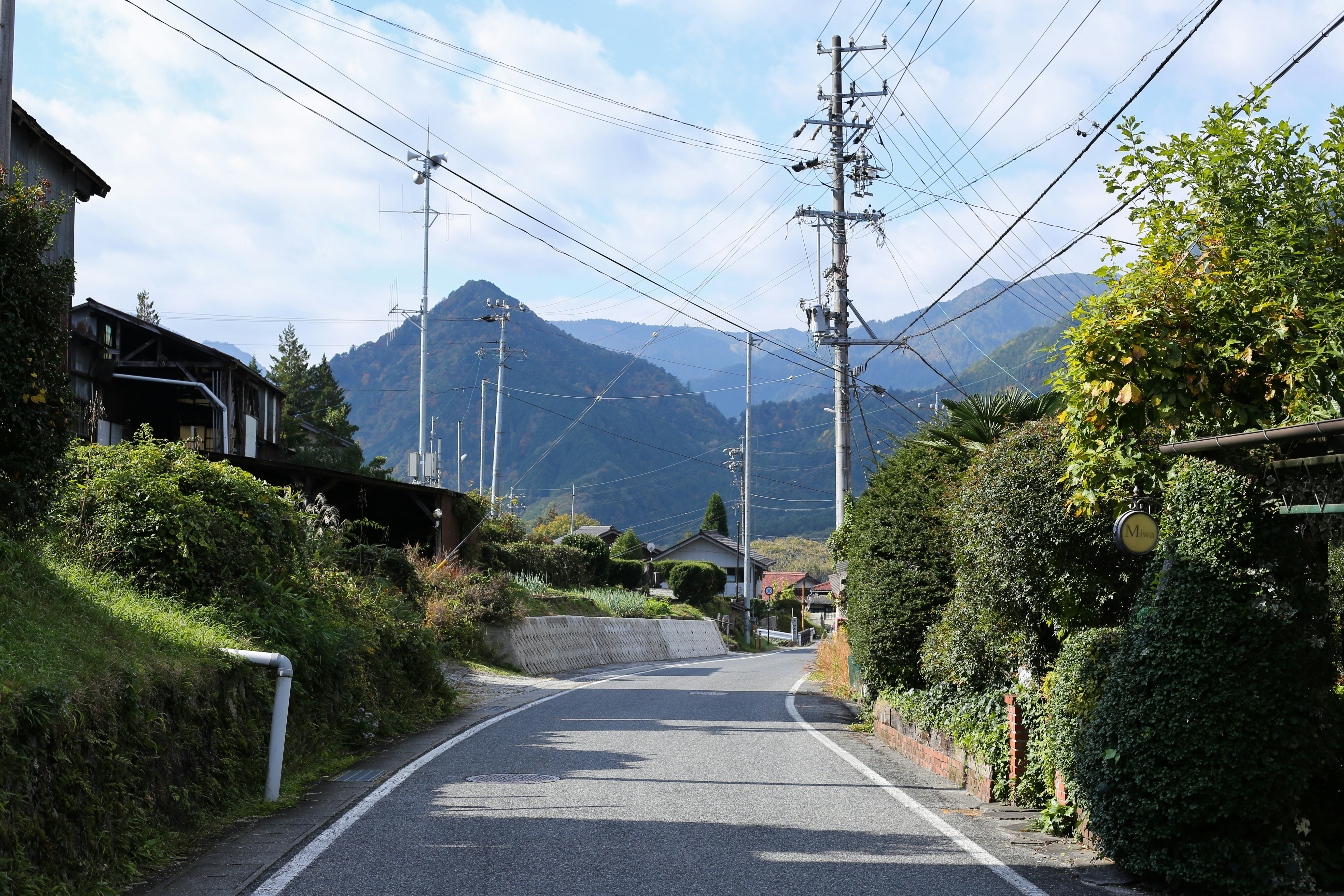 eine Straße mit einem Berg im Hintergrund