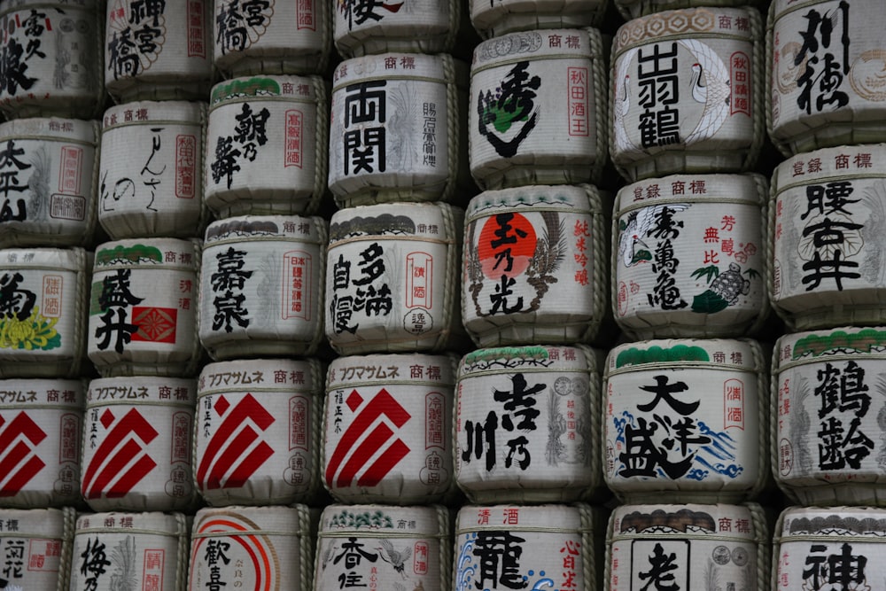 Uma pilha de latas com escrita asiática sobre elas