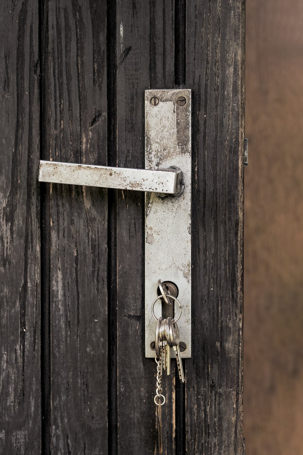 une porte avec un trousseau de clés