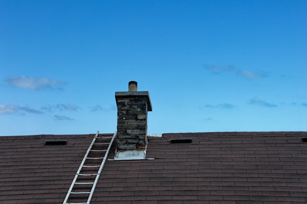 Una scala è sul tetto di una casa