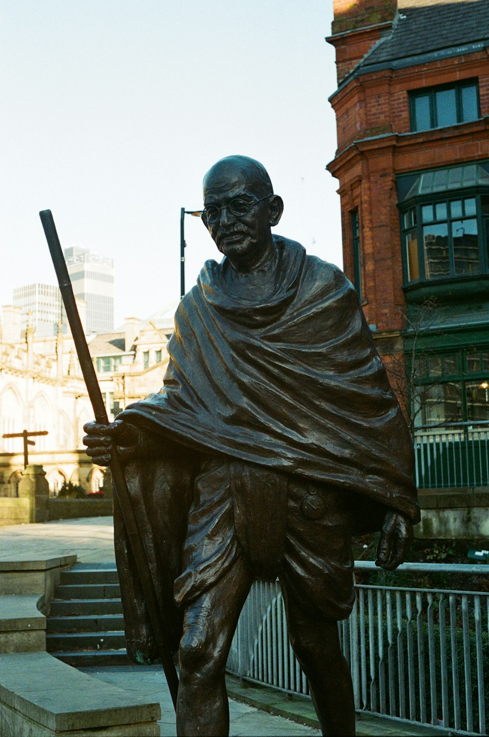 Una estatua de un hombre sosteniendo un bate de béisbol