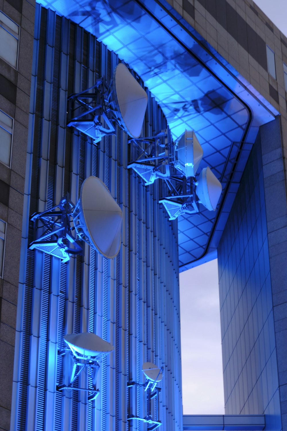 Un edificio alto con luces azules en el costado