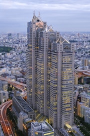 a very tall building in a big city