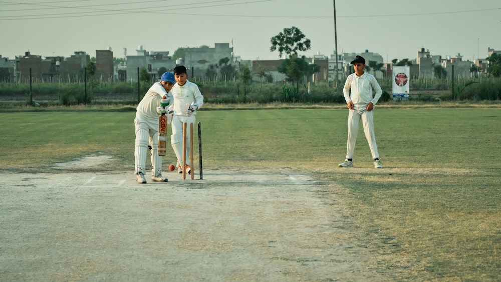 eine gruppe von männern, die eine partie cricket spielen