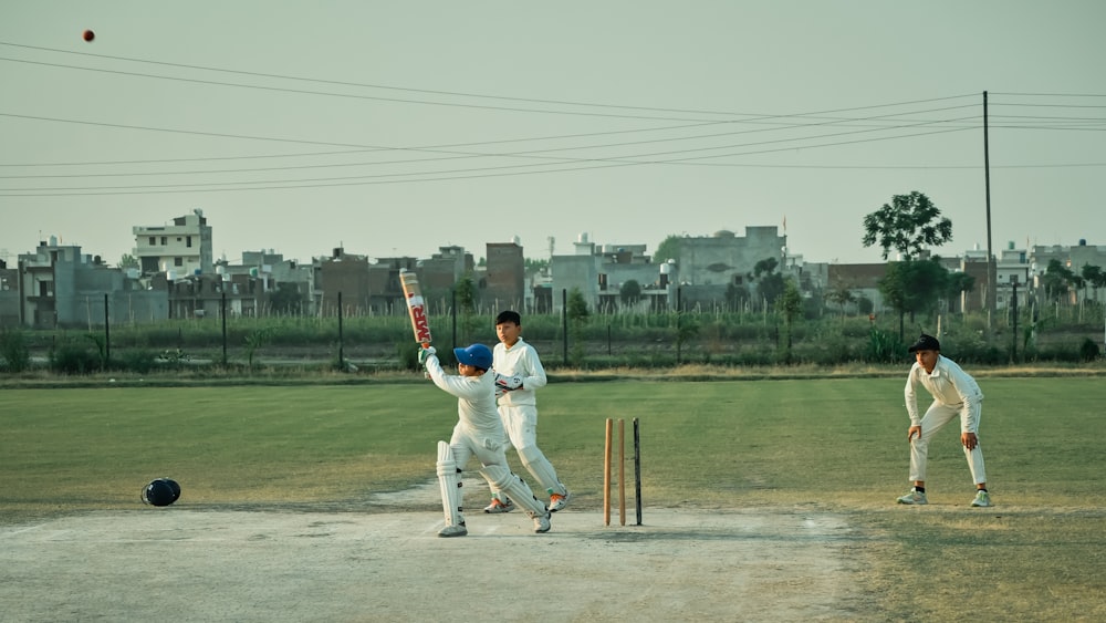 Un grupo de hombres jugando un partido de cricket