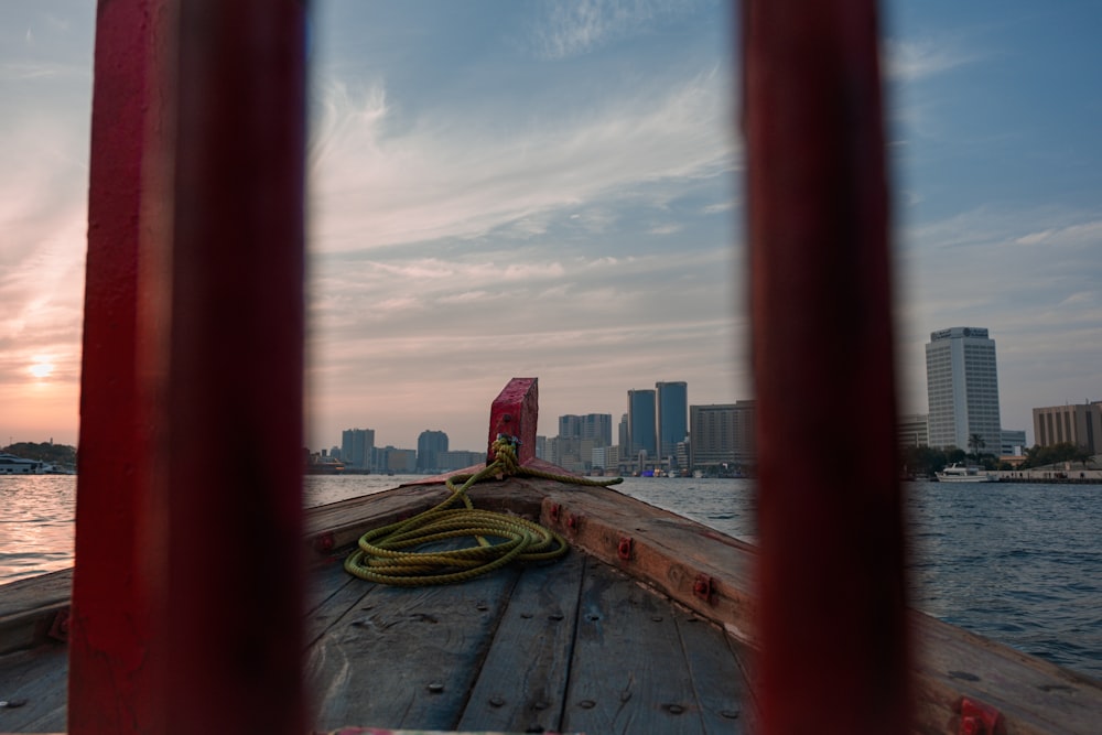 Blick auf eine Stadt von der Rückseite eines Bootes aus