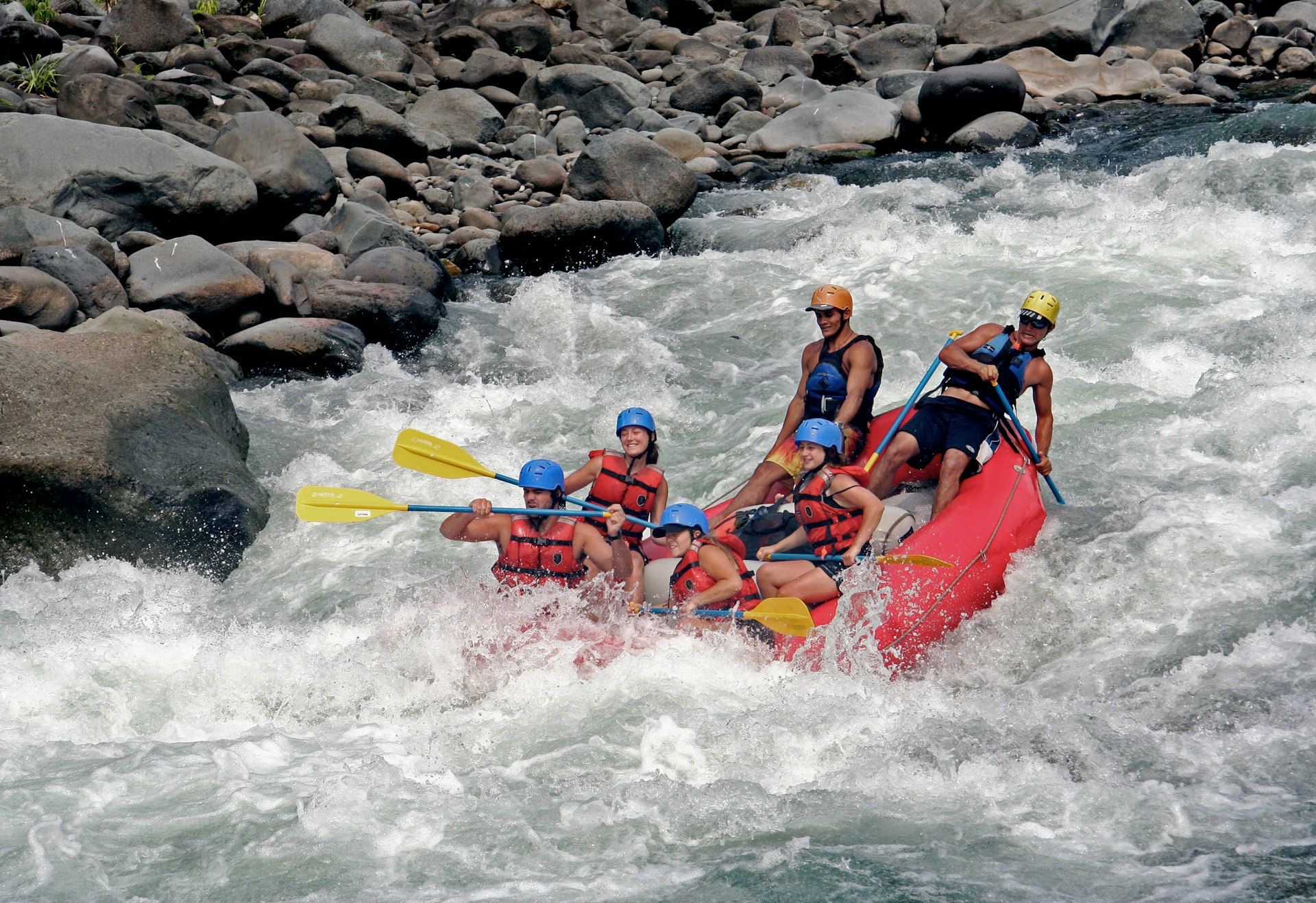 Rafting op bergrivier in de Alpen