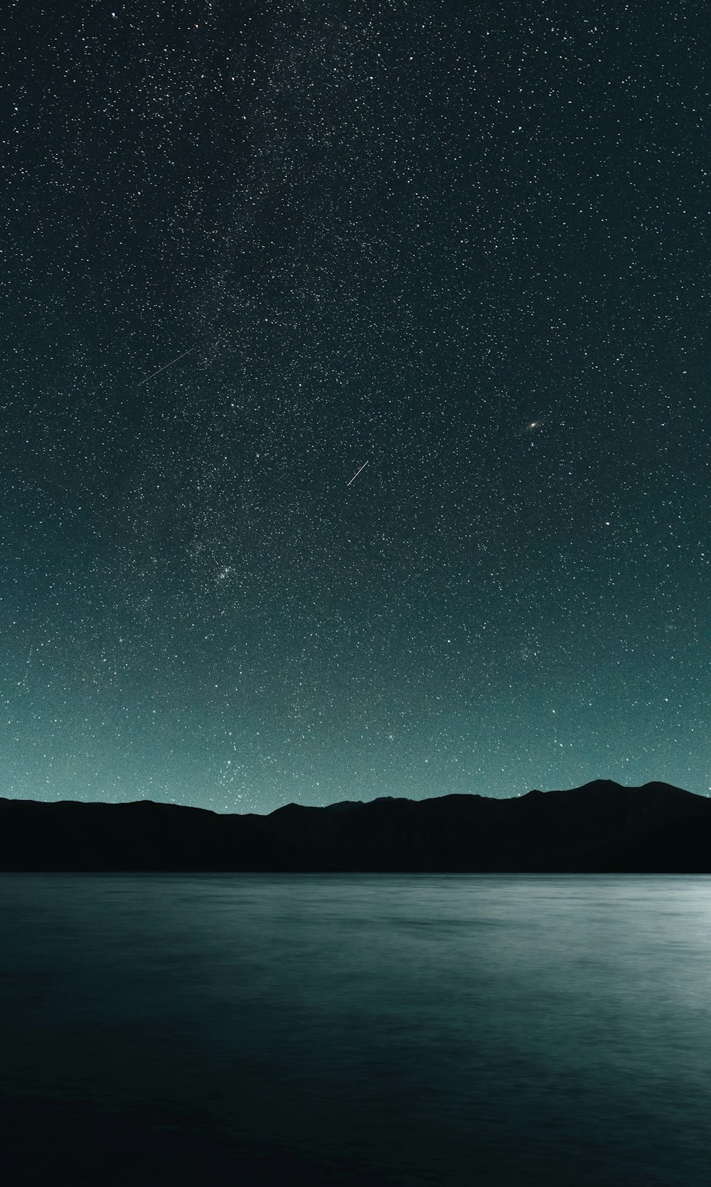 Il cielo notturno sopra uno specchio d'acqua