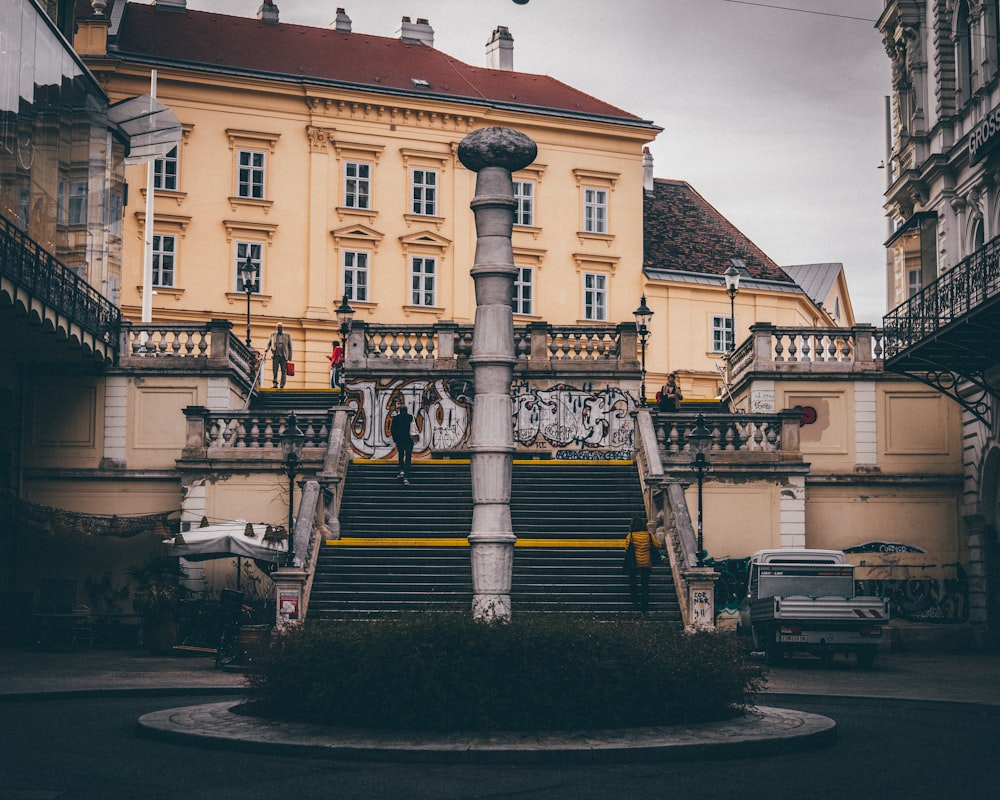 a [UNK] in front of a yellow building