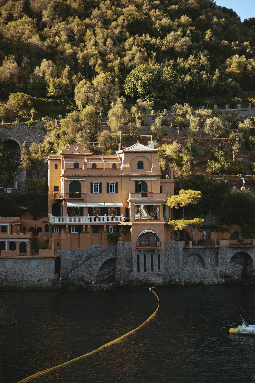 a boat is in the water near a large building