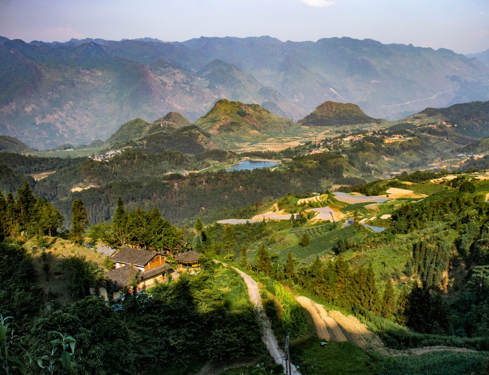 une vue panoramique sur les montagnes et une route