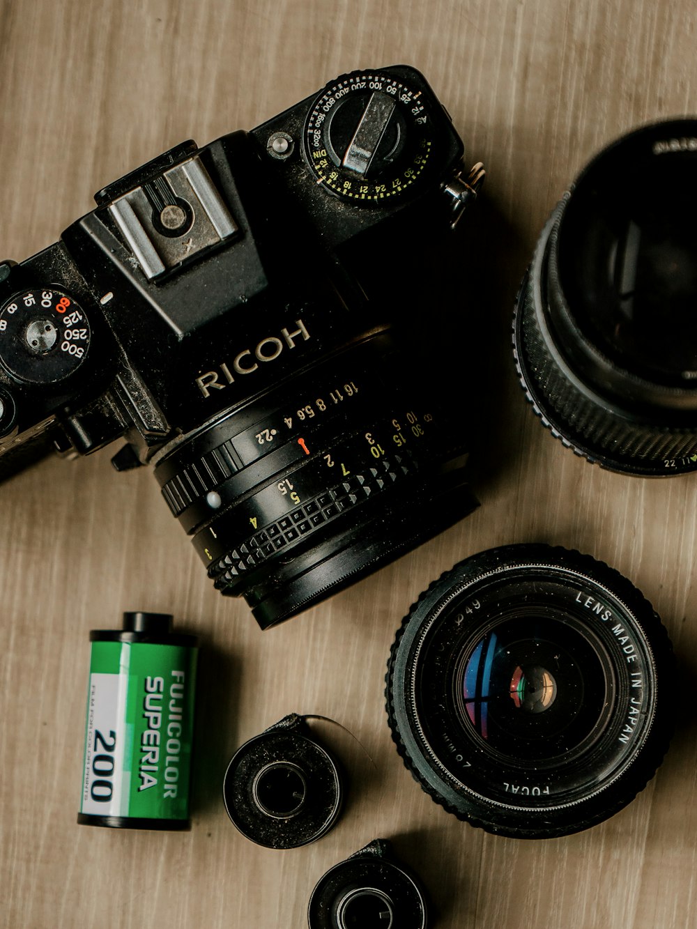 un appareil photo, des piles et des piles sur une table