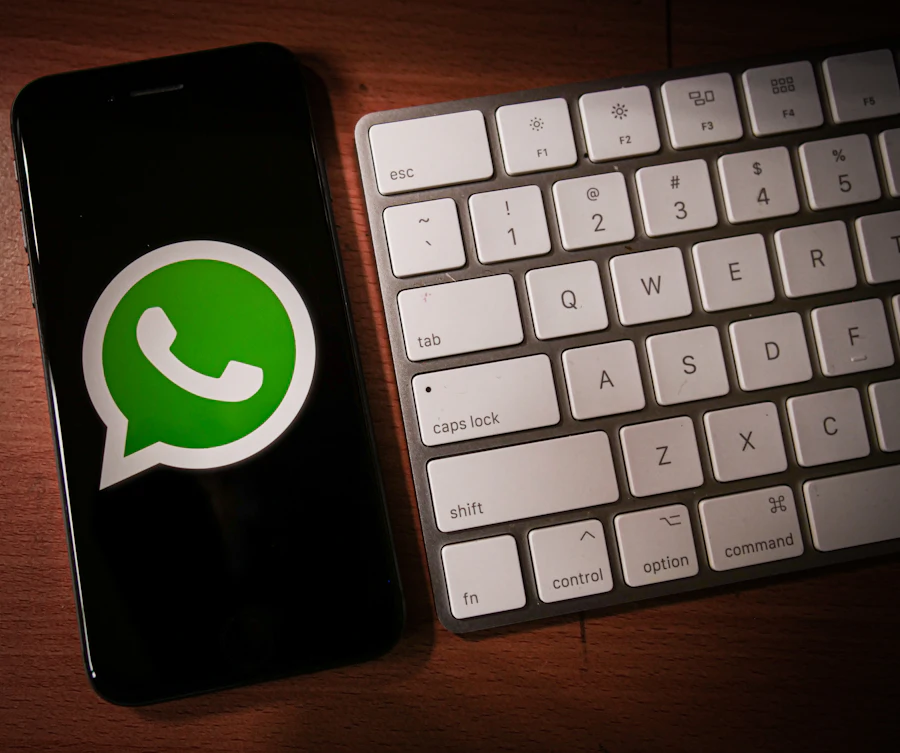 Teléfono con WhatsApp junto a un teclado, ideal para hablar de prompts y redacción