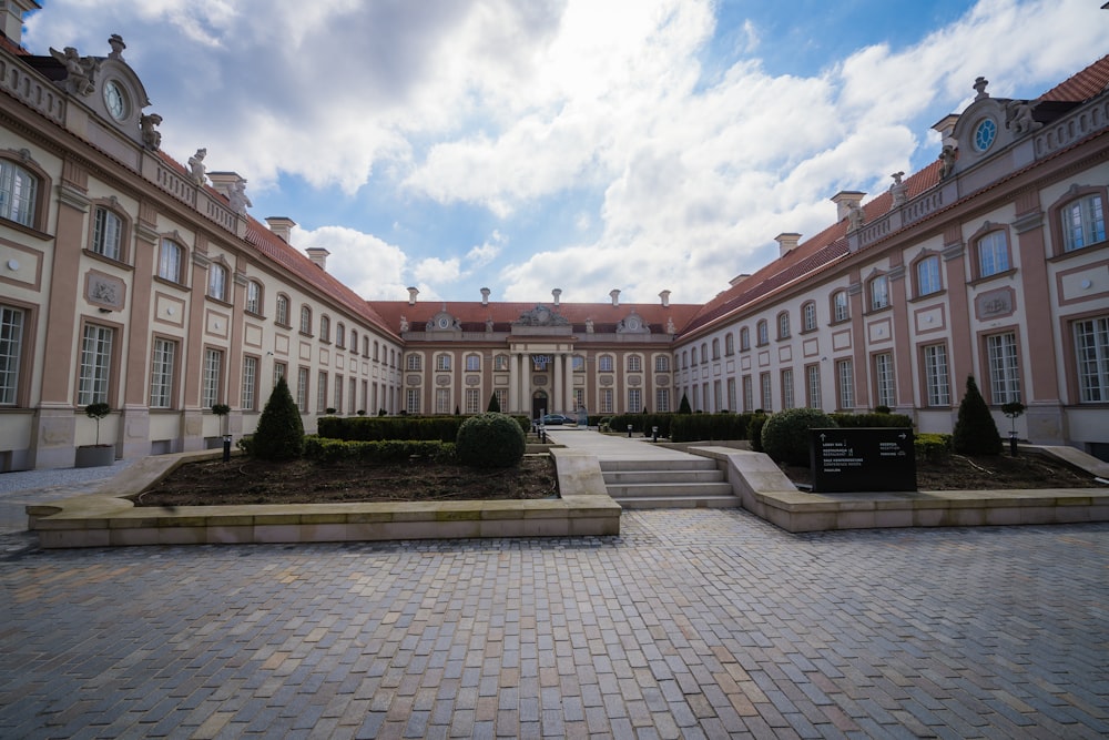 the [UNK] of a large building with a lot of windows