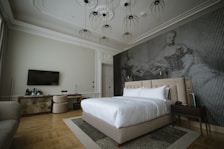 Spacious one-bedroom apartment featuring a comfy bed and modern kitchen.