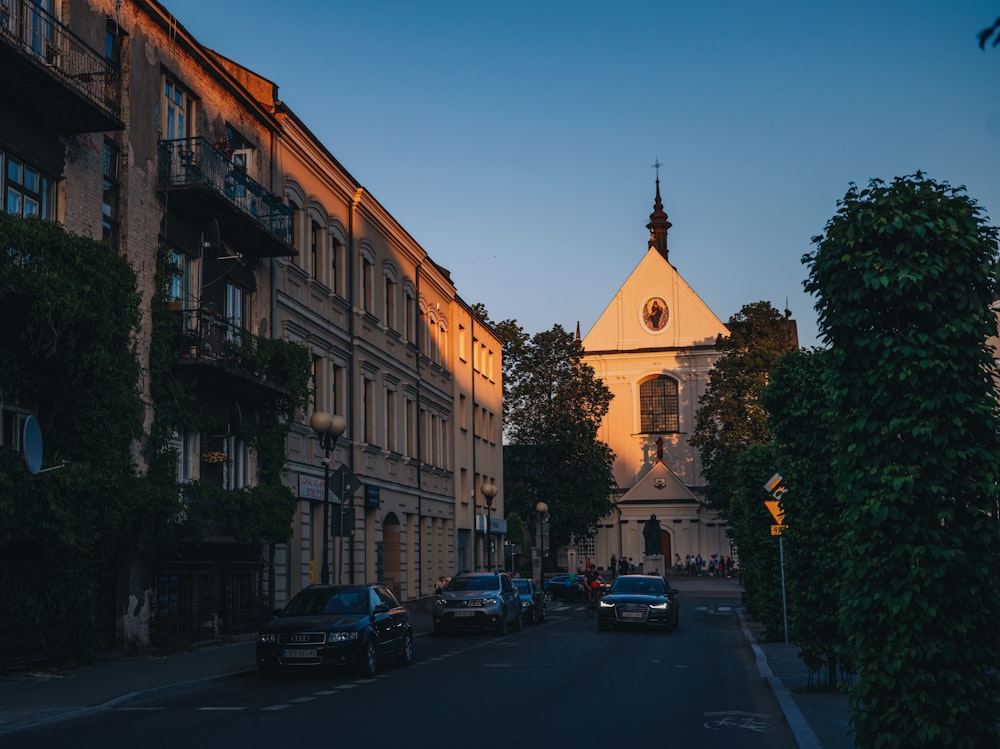 a city street with a church [UNK]le in the background