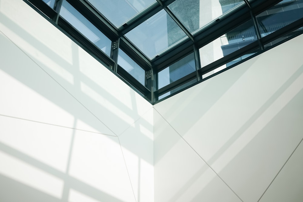 a room with a glass ceiling and a white wall