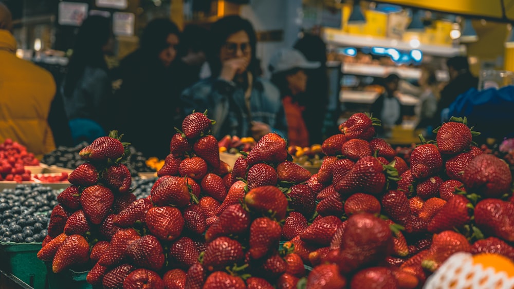 Un bouquet de fraises sont empilées les unes sur les autres