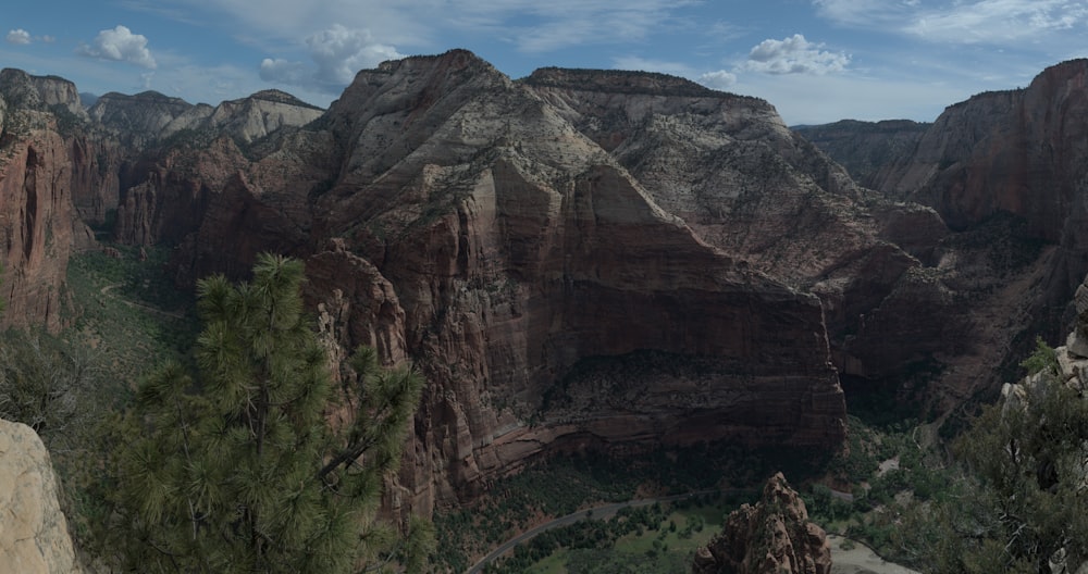 Una vista panorámica de las montañas y valles