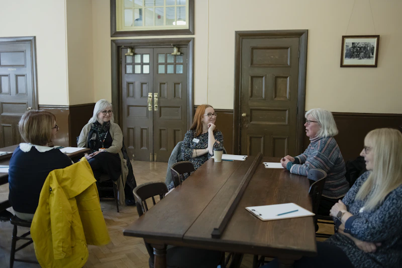 Leden van een vrouwenvereniging in vergadering