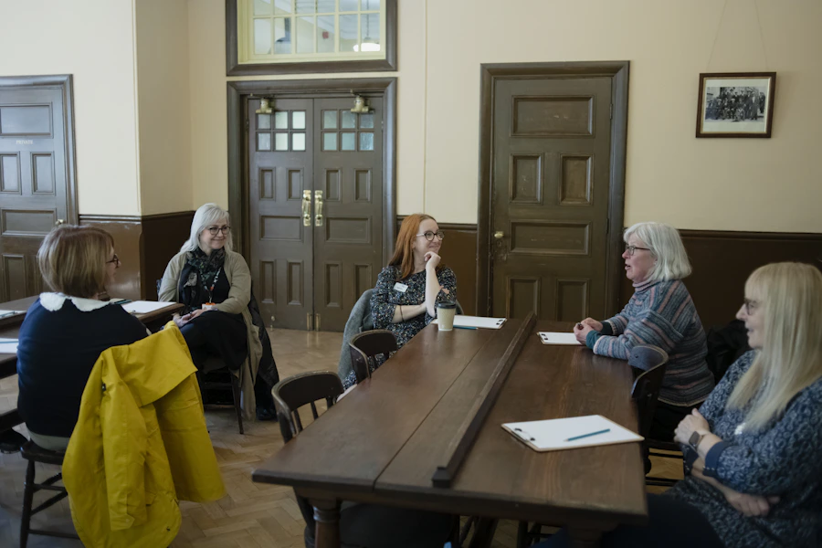 Leden van een oudervereniging in vergadering