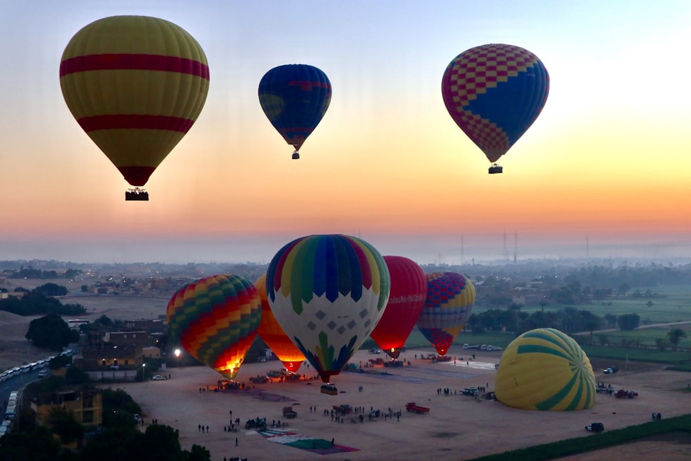 Eine Gruppe von Heißluftballons, die am Himmel fliegen