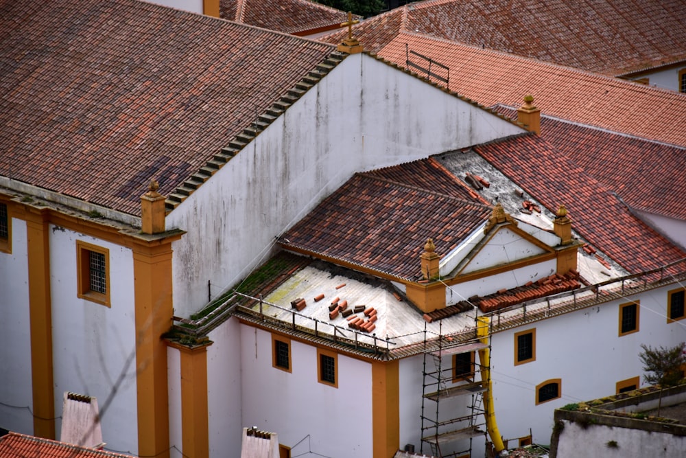 Una vista de un edificio con muchas tejas
