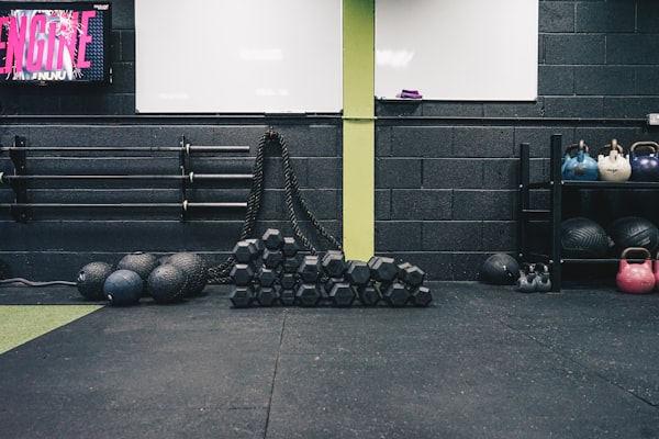 Gym s kettlebellami a podložkami
