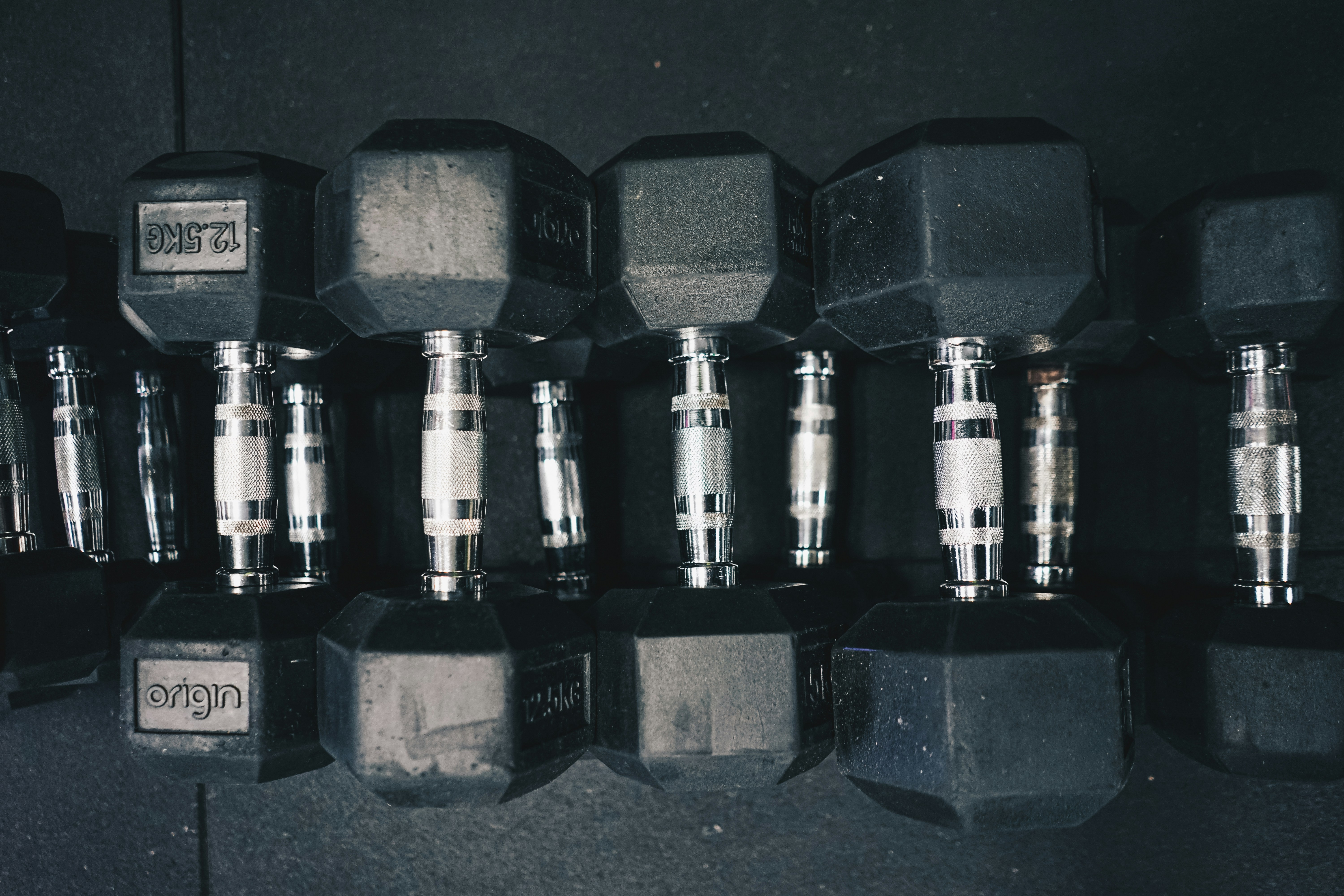 a row of dumbs sitting next to each other