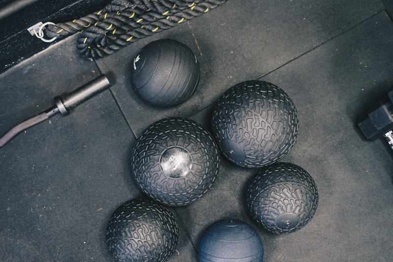 Fitness míče položené na podlaze