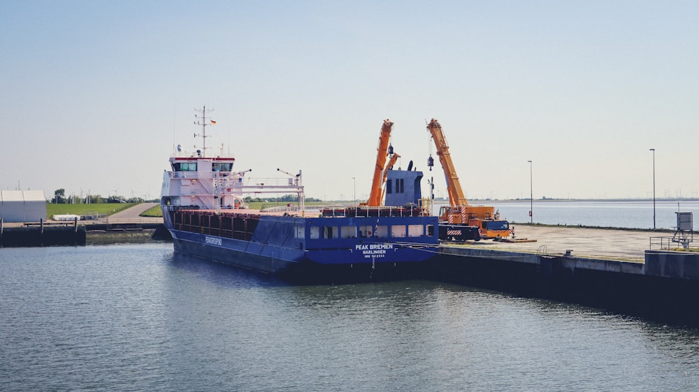 ein blau-weißes Boot, das an einem Dock angedockt ist